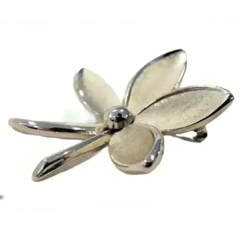 Vintage Alfred Philippe Crown Trifari Flower Brooch Silver Texture & Shiny - Picture 3 of 6